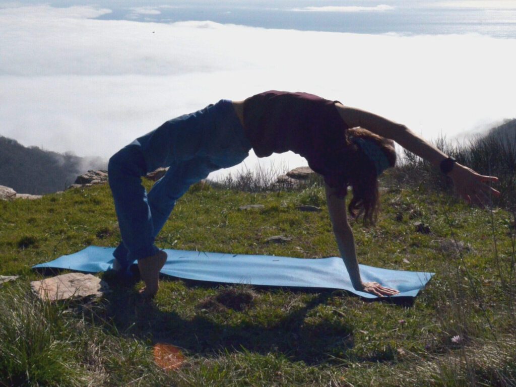 Camatkarasana. Yoga all'aperto in sicurezza